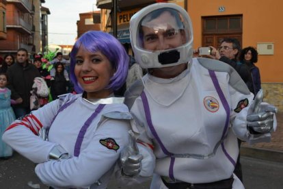 Una pareja de astronautas. MEDINA