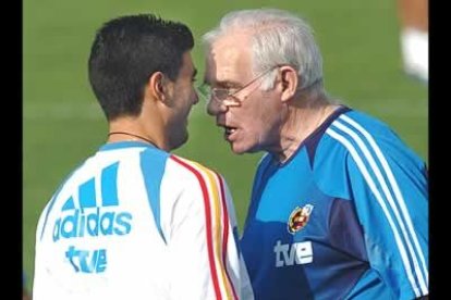 «Dígale al negro que usted es mejor», con estas palabras animó Luis Aragonés a Reyes. Palabras que han sido acogidas con gran polémica. El tema del racismo en el fútbol no para de avivarse.