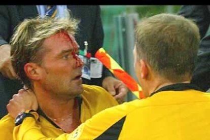 La afición no siempre es controlada y en un partido del Dinamo de Kiev en la Liga de Campeones agredió y tumbó al árbitro sueco Anders Frisk.