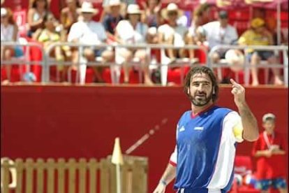 En un partido de fútbol playa entre Francia y España, los humos se fueron caldeando y Cantoná, sin arredrase ante nadie, saltó a la grada a pelearse con el público.