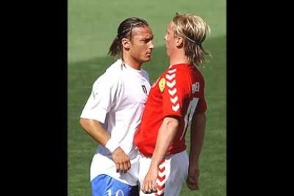 Si Angulo es el guarro de la Champions, Totti lo fue de la Eurocopa, donde también escupió a un rival en el partido contra el Dinamarca.