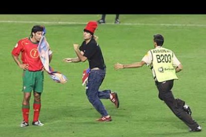 El espontáneo más conocido aprovechó un partido de la Eurocopa para echar, literalmente, a la cara de Figo una bufanda del Barça.