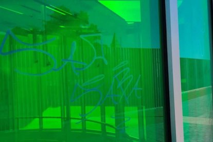 Pintadas sobre los cristales de los lucernarios del paseo. PP LEÓN