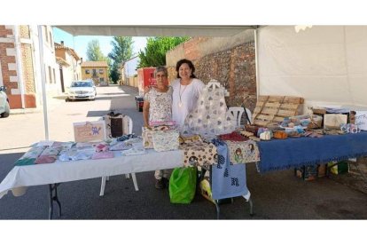 Eva Frade, con algunas de sus creaciones, con la emprendedora de ‘Enredando sueños’ . DL