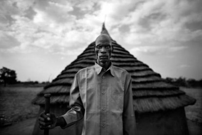 Tercer premio en la categoría 'Retratos' por la fotografía, del fotógrafo español Guillem Valle, en la que se puede ver a un hombre de la tribu de los Dinka en el sur de Sudán, recientemente independizada. Guillem Valle