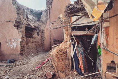 Esta casa se derrumbó frente a nosotros cuando conseguir salir a la calle. La imagen es de la mañana siguiente, cuando ya habían retirado buena parte de los cascotes para abrir paso. MARÍA CARRO