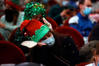 Uno de los asistentes al sorteo del gordo en el Teatro Real de Madrid con un gorro de elfo. EFE/ Juan Carlos Hidalgo