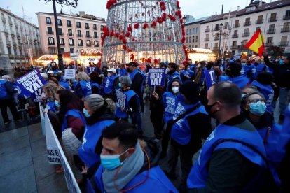 Manifestación de loteros para exigir  comisiones justas a las puertas del Teatro Real, donde se celebra el sorteo de la lotería de Navidad. EFE/ Miguel Osés