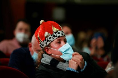 Los asistentes al Teatro Real de Madrid suelen ir ataviados con disfraces para atraer la suerte.EFE/ Juan Carlos Hidalgo