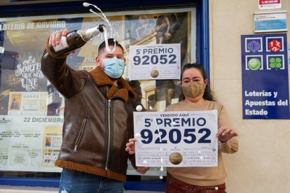 El primer quinto premio del sorteo extraordinario de navidad de este martes, que ha recaído en el número 92052, se ha vendido en la administración Virgen de las Cruces de Daimiel (Ciudad Real). EFE/ JESÚS MONROY