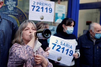 El segundo premio del Sorteo Extraordinario de la Lotería de Navidad, el 72.119, ha caído este miércoles íntegro en Basauri (Bizkaia), en la administración ubicada en la calle Nagusia 9, y ha sido vendido en su mayor parte al club de balonmano de esta localidad. EFE/ LUIS TEJIDO