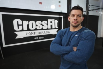 Javier Abad, en el box de Crossfit Ponferrada en el que entrena a diario. L. DE LA MATA