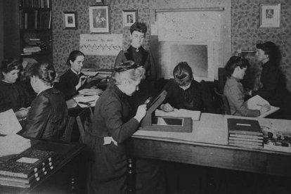 Calculadoras de Harvad. De pie, Williamina Fleming. Clasificaban las estrellas a finales del siglo XIX.