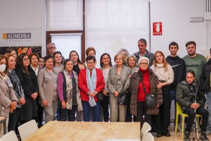 Foto de familia con la coordinadora de la Fundación Alimerka y el gerente de Servicios Sociales. MIGUEL F. B.