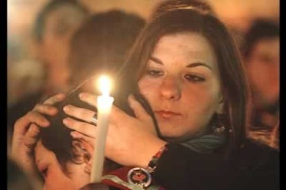 Las miles de personas que permanecían desde hacía horas ante la Basílica de San Pedro han sobrellevado la tristeza por la muerte del Papa con cánticos de recuerdo.