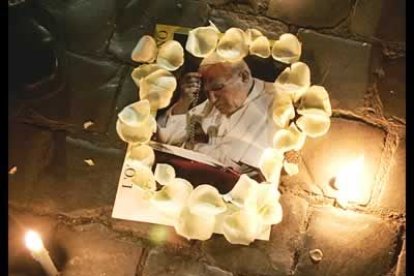 El orbe católico está de luto por la pérdida del hombre que ha regido los destinos de la Iglesia durante casi 27 años.