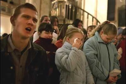 En su tierra natal, en Polonia, han sentido especialmente la muerte del Papa. Niños de Wadowice lloran tras conocer la noticia.