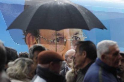 La lluvia recibió al líder del PP, pero él no se mojó.