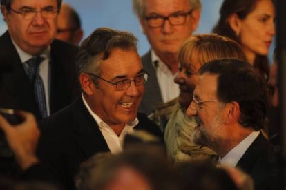 Saluda a su primo Agustín, concejal de Hacienda en León.