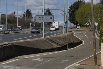 El cruce enlaza con La Fonfalicia y la entrada a Oteruelo. FERNANDO OTERO