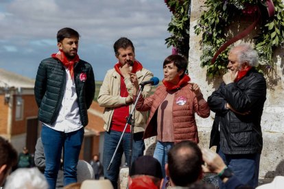 Intervención en el monolito de la plaza Mayor del Villalar de los Comuneros (Valladolid) de la comitiva del PSOE: el secretario autonómico, Luis Tudanca (2i), la ministra de Política Territorial y portavoz del Gobierno de España, Isabel Rodríguez (2d), y Demetrio Madrid (d), presidente de la Junta de Castilla y León entre 1983 y 1986, con motivo de la celebración del Día de Castilla y León. R. GARCÍA