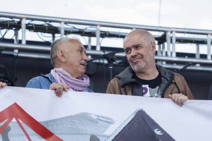 Pepe Álvarez (UGT) (izda) y Unai Sordo (CC OO), este domingo en Villalar de los Comuneros (Valladolid) con motivo de la celebración del Día de Castilla y León. R. GARCÍA