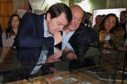 El presidente de la Junta de Castilla y León, Alfonso Fernández Mañueco (PP) (2i), inaugura la exposición 