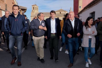 El presidente de la Junta de Castilla y León, Alfonso Fernández Mañueco (PP) (2i), inaugura la exposición 