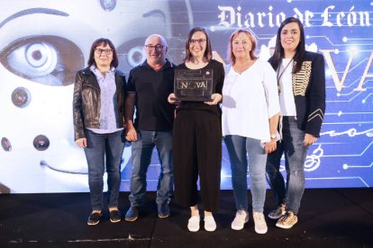 María Vieitez, Manuel Vieitez, María Victoria Manrique y Ana Franco arropan a Cristina Vieitez, en el centro. RAMIRO/FERNANDO OTERO