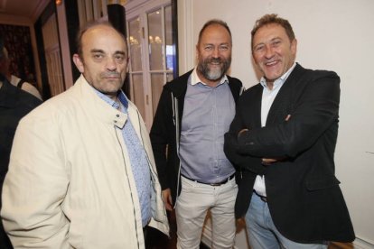 Juan Carlos Rodríguez, de los Ocho Caños, Lucio Fuertes, presidente de Aletic y Tomás Castro, de Proconsi. RAMIRO/FERNANDO OTERO