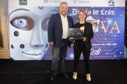 Elena Fernández, madre de Carmen Salvadores, recogió el premio de jóvenes valores de Gerardo Álvarez Courel. RAMIRO/FERNANDO