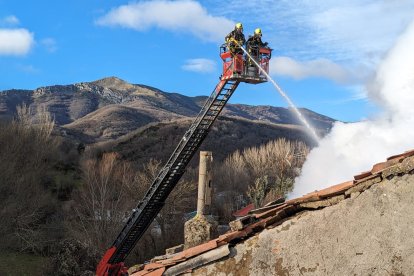 Los bomberos sofocan un incendio en Huergas de Gordón. BOMBEROS DE LEÓN