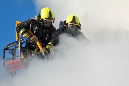 Los bomberos sofocan un incendio en Huergas de Gordón. BOMBEROS DE LEÓN