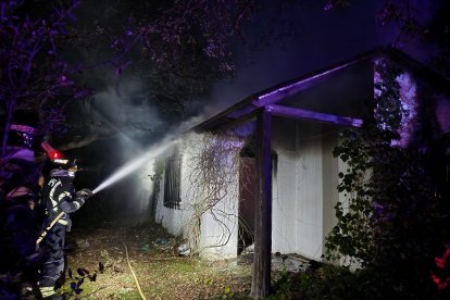 La casa quedó totalmente calcinada. BOMBEROS PONFERRADA