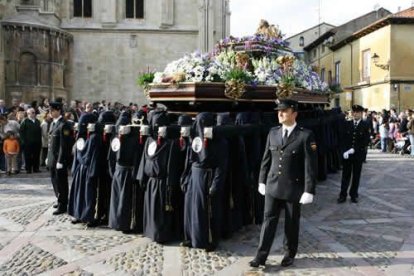 El Cristo Yacente, asu llegada a la plaza. Uno de los momentos más emotivos de la procesión.