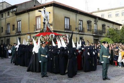 El paso de la Virgen de Nuestra Señora de los Reyes, de Melchor Gutiérrez, a su llegada a la plaza de San Isidoro.