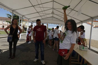 Feria de la sidra en Santa María del Páramo.  F. OTERO PERANDONES