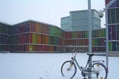 La nieve nos ha dejado bonitas estampas como la que ofrecía el Musac. El contraste de sus colores topaba con la blancura de la nieve recién caída.