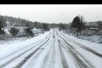 La otra cara de la nieve, nos deja serias complicaciones para los conductores, que tuvieron que extremar la prodencia para transitar por las carreteras de la provincia.