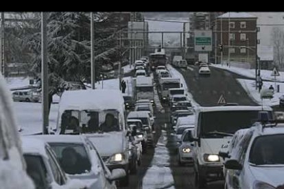 Los accesos a la capital leonesa han registrado largas colas desde primera hora de la mañana. Especialmente conflictiva fue la situación del acceso desde la N-120, con tráfico muy lento y largas colas que multiplican el tiempo de entrada a la ciudad, principalmente en el cruce de Michaisa. En la Ronda Este se circula con cierta dificultada por la presencia de nieve en la calzada y en el casco urbano de León ya se ha registrado algún accidente de escasa consideración.