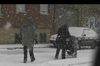 Los viandantes también han tenido problemas para desplazarse. La nieve y el hielo, han hecho más dificil que nunca caminar.