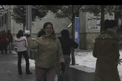 Los más benefiados por la situación han sido los niños, que han disfrutado de un día de bolazos de nieve.
