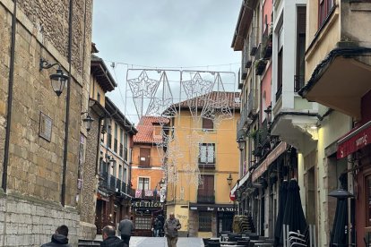 Decoración lumínica navideña en el Barrio Húmedo. M. R.