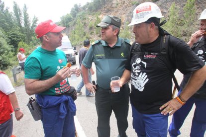 Belarmino y Tato durante la III Marcha Minera. LUIS DE LA MATA
