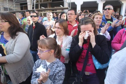 Gente aplaudiendo a los mineros.  LUIS DE LA MATA