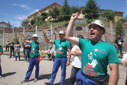 Mineros durante la III Marcha Minera.  LUIS DE LA MATA