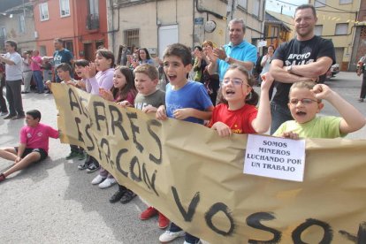 Niños apoyando a los mineros en Agares. LUIS DE LA MATA