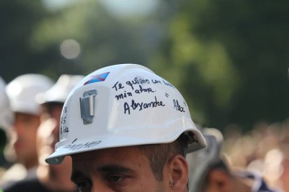 Casco de un minero durante la III Marcha Minera. NOBERTO.