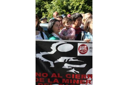 Gente apoyando a los mineros durante  la III Marcha Minera. NOBERTO.