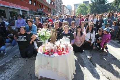 Mineros de rodillas durante la III Marcha Minera. NOBERTO.